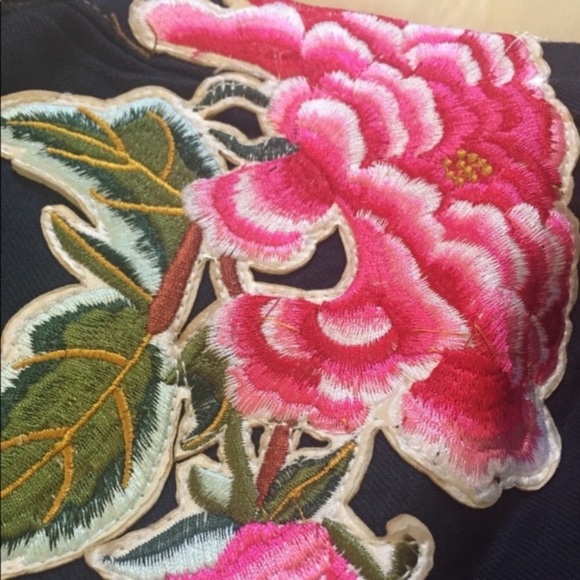 Missguided Embroidered High Rise Cutoff Shorts - Picture 6 of 8